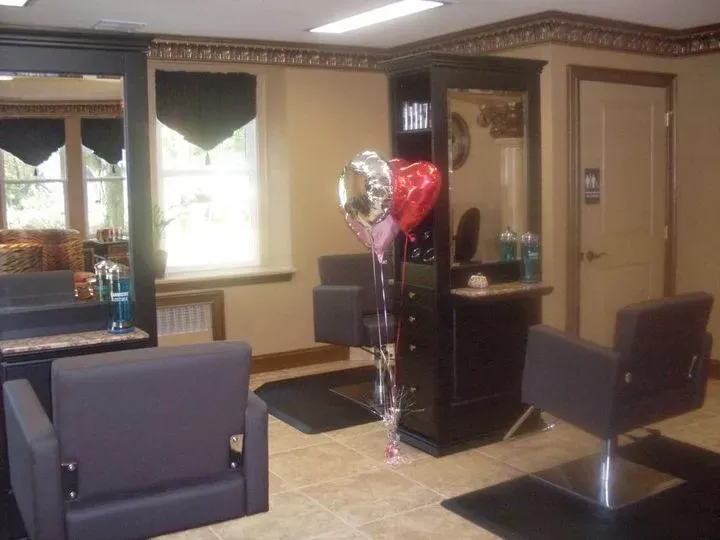https://cdn.salonspotlight.com/photos/wnh1sBhACKw8yVvfWMXr/6235ae31-ad12-4081-bae7-fcb67809dd70_720x720