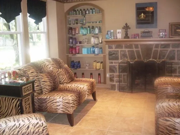 https://cdn.salonspotlight.com/photos/wnh1sBhACKw8yVvfWMXr/8ff78696-82d2-4790-8ffc-b7acbd74661b_720x720