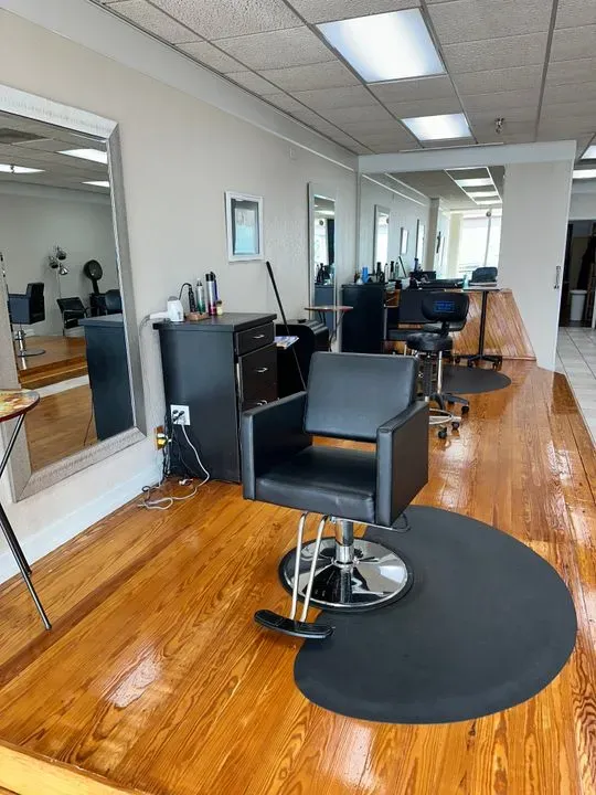 https://cdn.salonspotlight.com/photos/wo0iKXTD4aOQxqjWIwFr/3b8928f7-d5de-452b-ad41-8667a34159f1_720x720