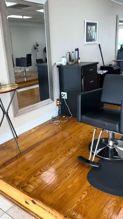 https://cdn.salonspotlight.com/photos/wo0iKXTD4aOQxqjWIwFr/c626b1d9-e174-47d4-8fc3-3065abf51429_720x720