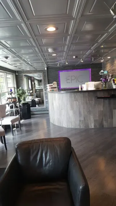 https://cdn.salonspotlight.com/photos/wo75x5w1ucoO21k62tni/64e3ffe4-b4ae-40b1-8912-956b95b5a3f2_720x720