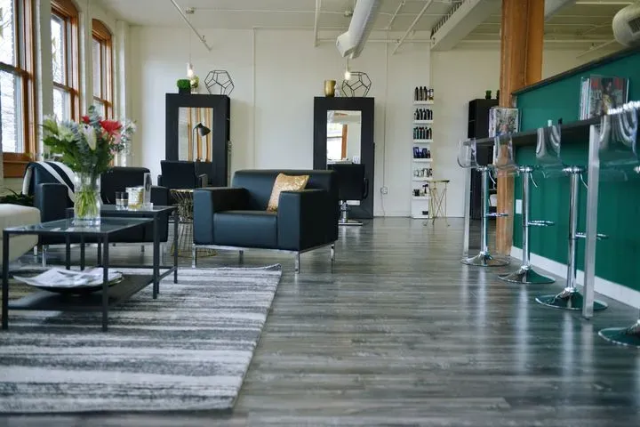 https://cdn.salonspotlight.com/photos/woVZnSxGYaAktTjV74ls/90b550bc-d170-4270-8b74-bda2a4b5664d_720x720
