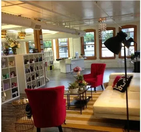 https://cdn.salonspotlight.com/photos/woVZnSxGYaAktTjV74ls/a563b32c-7ef8-4271-993b-602bcf00951d_720x720