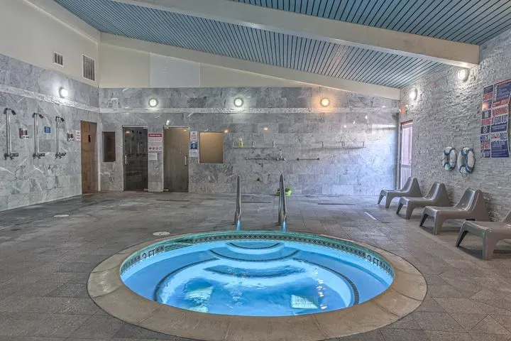 https://cdn.salonspotlight.com/photos/wpJm6aUVWTo0E7oPMyCm/d9bb1c60-209b-4343-ad0f-dcf2393fde18_720x720