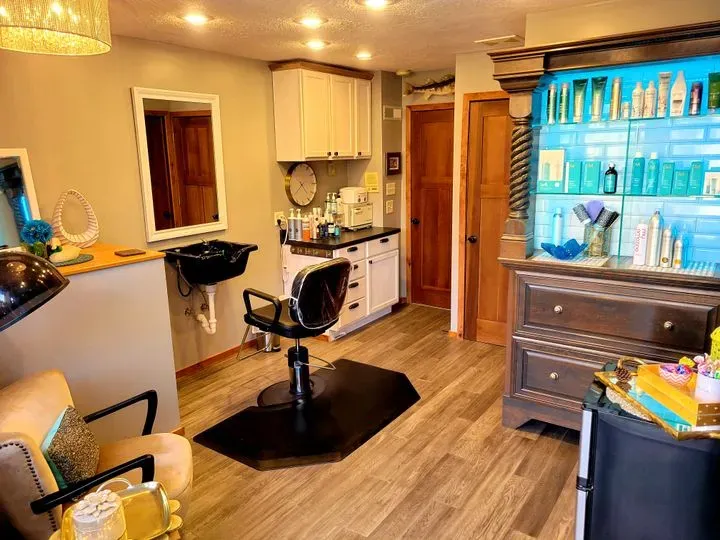 https://cdn.salonspotlight.com/photos/wsgSaunshetaTTHLc2Rn/443e6e22-ac7e-4385-84a7-73c69558898b_720x720