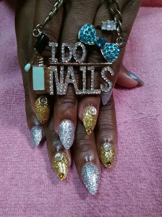 https://cdn.salonspotlight.com/photos/wudcIOGXFtlkD6lLgtze/badfa7f1-2b59-4838-9f8e-33ebaf27cdca_720x720