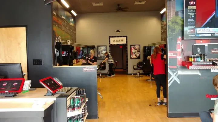 https://cdn.salonspotlight.com/photos/wxwgs6SFmOZOIY9SUxKy/90a710ab-aa3a-4d45-9103-520c5facd86c_720x720