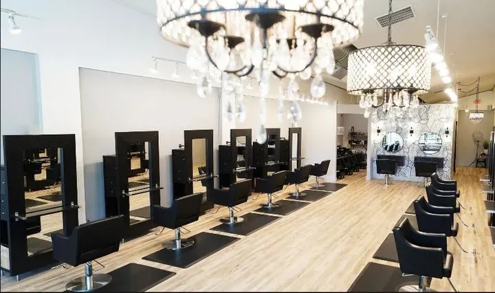 https://cdn.salonspotlight.com/photos/x0TTowrd79GkZaiTqMUY/b786f5db-c304-4fbe-a01a-1ffe20be3924_720x720