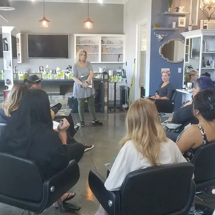 https://cdn.salonspotlight.com/photos/x2fxOeHt7OPimgw4xYUs/0f1f4dbe-355c-4182-866a-d604a3bc1bd2_720x720
