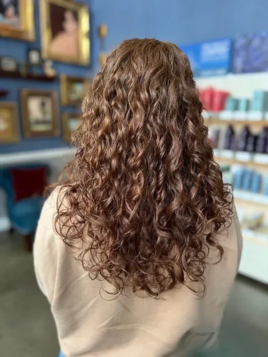 https://cdn.salonspotlight.com/photos/x2fxOeHt7OPimgw4xYUs/95d8689e-71ff-4244-9459-24582953278c_720x720