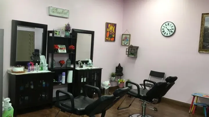 https://cdn.salonspotlight.com/photos/x2glUN2zQTlt7csxswnF/e5ee0d4f-d625-4248-b05b-dbd3812879e5_720x720