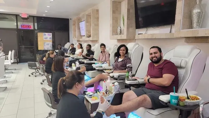 https://cdn.salonspotlight.com/photos/x40bZOrJyFQh8Yz03xFB/ee4c2562-3d63-4661-bddb-3113dde82fc0_720x720
