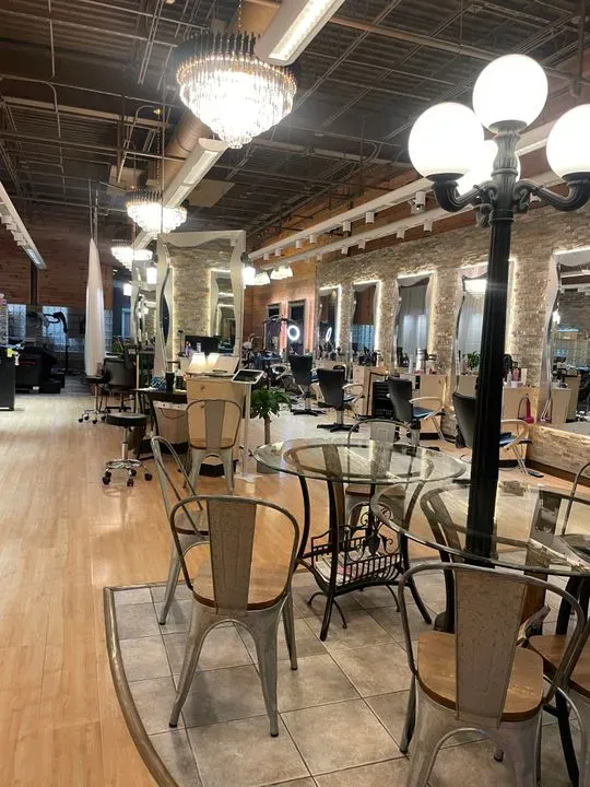 https://cdn.salonspotlight.com/photos/x5GatbgLEzmjIDxQsD5C/24a13224-788a-4e37-a95d-c9b3c67fa46a_720x720