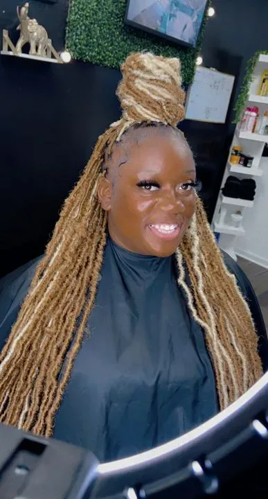 https://cdn.salonspotlight.com/photos/x5irs72YY6CTdzFjwlzY/3db40a20-d3a3-40b6-8b50-bbff20398139_720x720