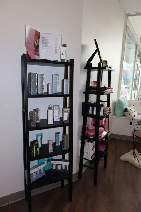 https://cdn.salonspotlight.com/photos/x5jymxIuNATmOPHjTkLI/6f03897e-07a5-47db-a647-2e700f5d56c0_720x720