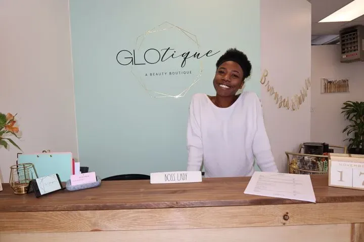 https://cdn.salonspotlight.com/photos/x5jymxIuNATmOPHjTkLI/a5044b99-4f9e-45a1-ab4d-5fd85b0637b3_720x720
