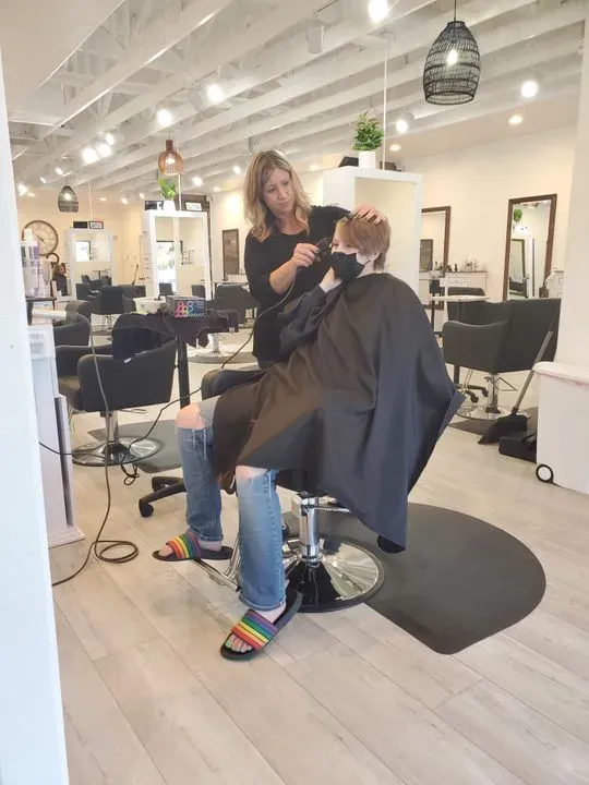 https://cdn.salonspotlight.com/photos/x6ZR44BXy47NO82sp5zn/ddc3ed32-5cd8-481d-b334-c879ff545a5d_720x720