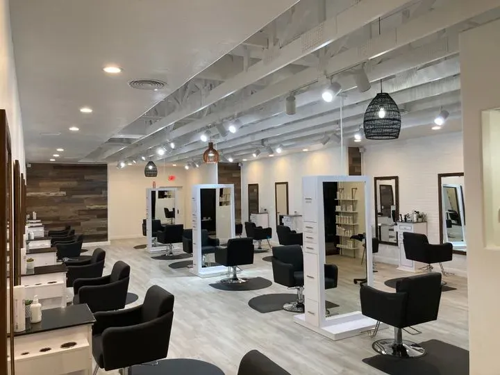 https://cdn.salonspotlight.com/photos/x6ZR44BXy47NO82sp5zn/f93308f9-0a98-48e8-a79e-a37ef4996ee6_720x720