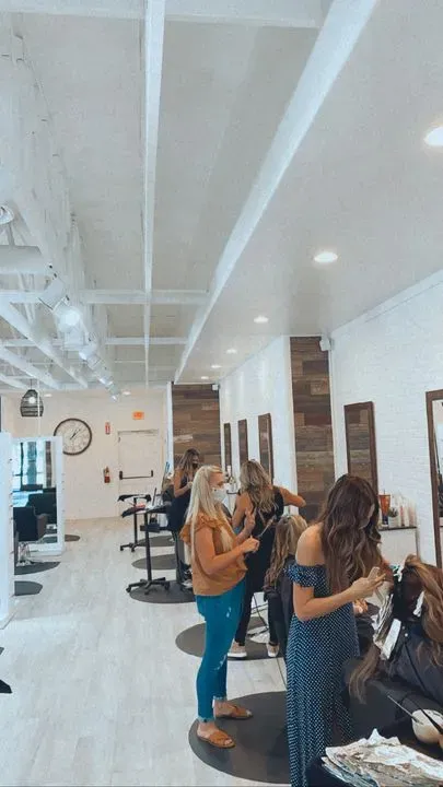https://cdn.salonspotlight.com/photos/x6ZR44BXy47NO82sp5zn/ff3656e6-117c-4c28-8da4-4d62eefa4d23_720x720