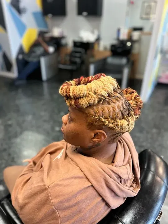 https://cdn.salonspotlight.com/photos/x7m9lKp4OSbnxLWkn62Z/280dae3f-83d2-420d-b7cf-456df6873f24_720x720