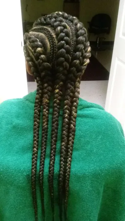 https://cdn.salonspotlight.com/photos/x951pMcDVROAnRyBjWZK/b24c17b6-4d9c-4781-bfaa-3f93011703f8_720x720