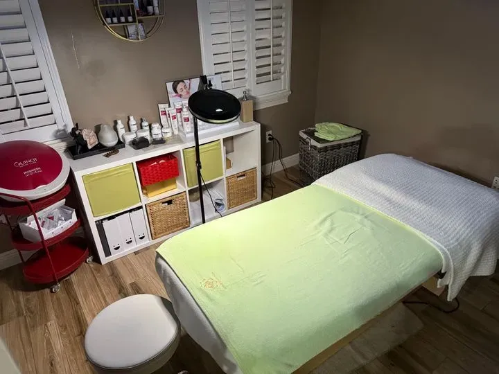https://cdn.salonspotlight.com/photos/xBPlfsqaWUEbrZ7s9ItZ/254d7545-5003-4bba-a10f-02a6e83989da_720x720