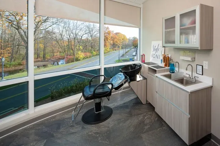 https://cdn.salonspotlight.com/photos/xFPdzEdW4MPOTnCOhciS/d46ea0f6-9513-4a5e-b8d2-ff6e53896075_720x720