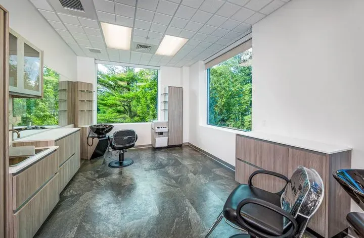 https://cdn.salonspotlight.com/photos/xFPdzEdW4MPOTnCOhciS/e7fa1830-eff2-408f-8476-7573ea5e08be_720x720