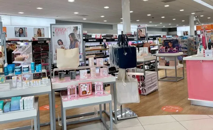 https://cdn.salonspotlight.com/photos/xGPyReLona7orjLuvQjk/bf9ad521-f58a-46ed-9773-3b178ea991a8_720x720