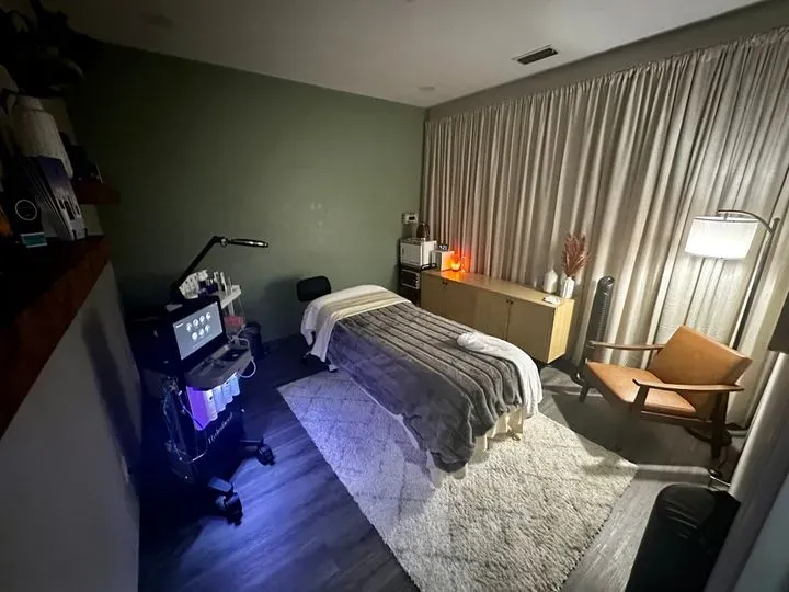 https://cdn.salonspotlight.com/photos/xGdRA61xvbFytBT3RwN2/c16c25f8-fdda-4a97-941a-41b5660648c8_720x720