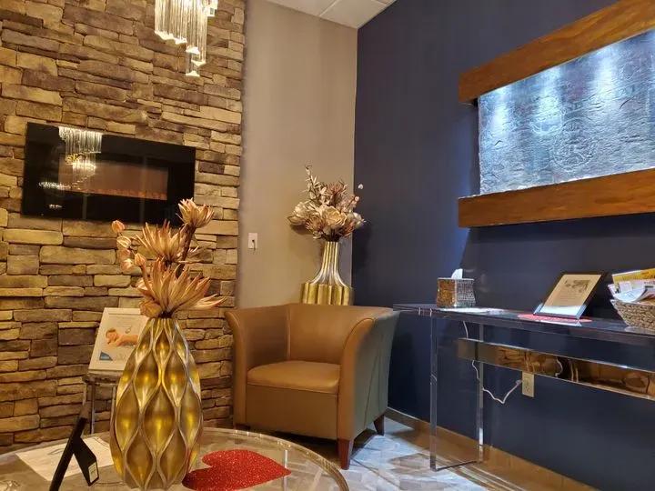 https://cdn.salonspotlight.com/photos/xJBmrQwrkF6f33viqUZz/18aab3d4-8dd7-4516-a5a7-5324006907f7_720x720