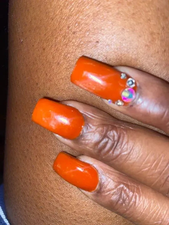 https://cdn.salonspotlight.com/photos/xLfINYyb6T3fJKqRI0LU/433d10ac-f46f-404a-aa7c-0d034e04286e_720x720