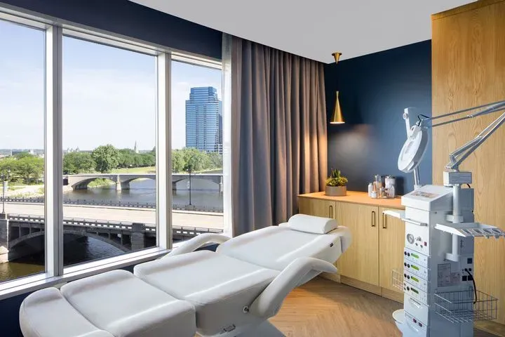 https://cdn.salonspotlight.com/photos/xLwpEeybY557pNUUaSSO/b0222a18-f598-4c6e-a2fe-ebb0f81c9319_720x720
