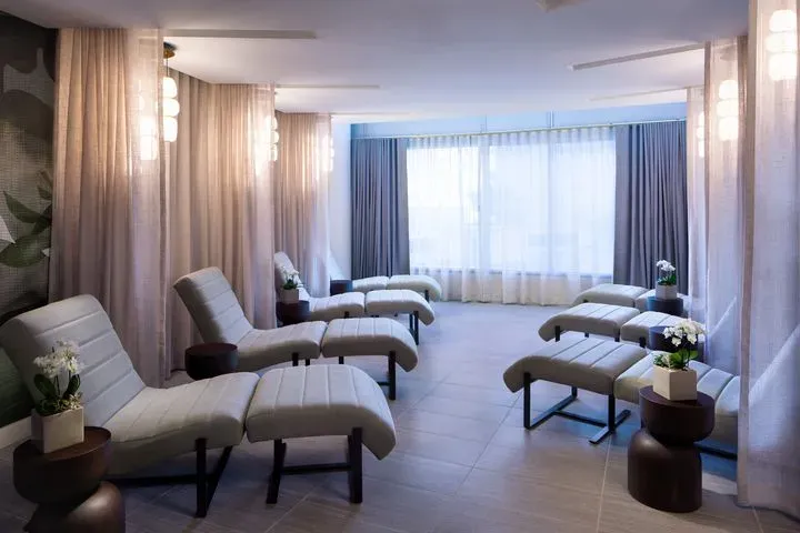 https://cdn.salonspotlight.com/photos/xLwpEeybY557pNUUaSSO/ff24f4fd-fedb-4420-9ca8-7fd022cd8f8b_720x720