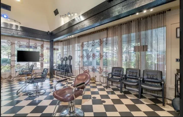 https://cdn.salonspotlight.com/photos/xMf5laujvZoVwWjwvDFk/75fef0fc-f840-478c-bb50-d1db87740a4d_720x720