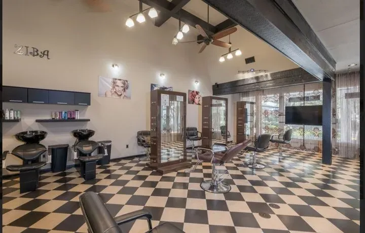 https://cdn.salonspotlight.com/photos/xMf5laujvZoVwWjwvDFk/7939cb35-c3cf-46fb-90ed-b13b410a62a5_720x720
