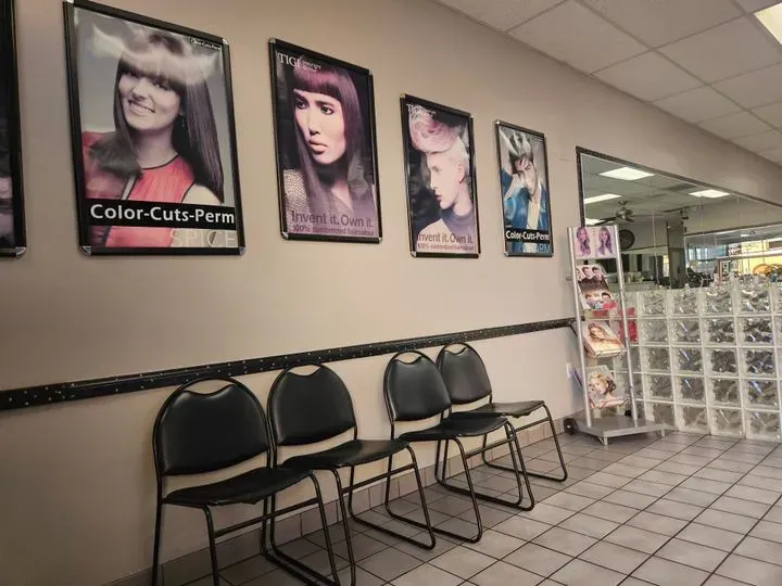https://cdn.salonspotlight.com/photos/xOcuWEVeGKGRBYx8luci/746fbb39-531e-41ce-95fd-c695c9b25430_720x720