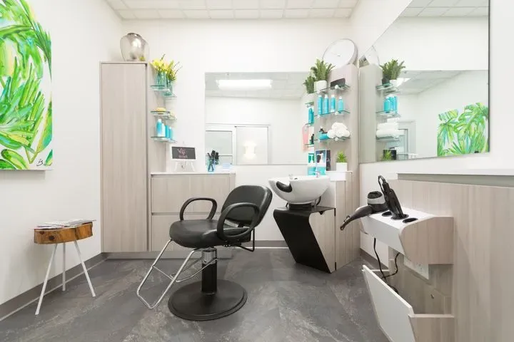 https://cdn.salonspotlight.com/photos/xOy82zdzZyVeG1VHSYLz/3a17427b-7e65-4f82-8b05-898617705c44_720x720