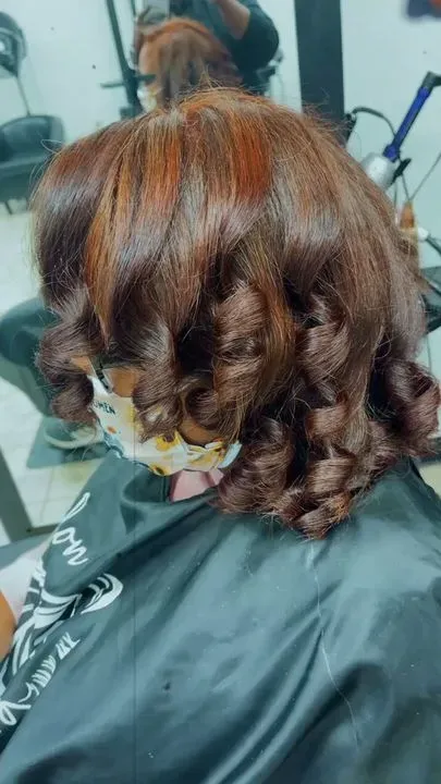 https://cdn.salonspotlight.com/photos/xPJDMK7cKhe7FwWRdefo/6ea739f2-d22e-4c1d-8152-bc12caadba32_720x720