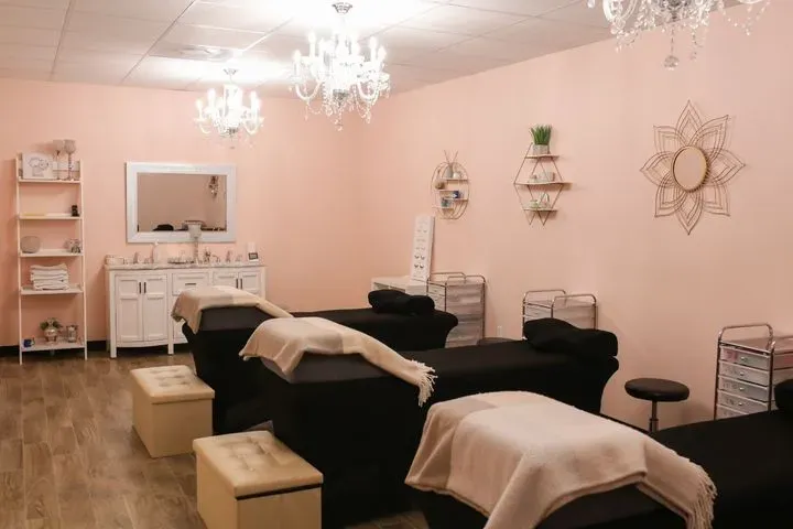 https://cdn.salonspotlight.com/photos/xPy21CsMHcoIOcz709W8/403119a3-f514-4580-8232-2e6b0fa5b821_720x720