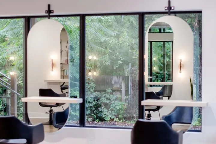 https://cdn.salonspotlight.com/photos/xRJ6KE5uq09KKcrEyvsp/94eeb0f7-829f-411e-b768-e1b830801cc4_720x720