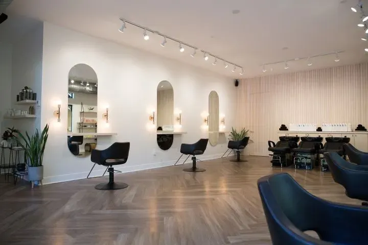 https://cdn.salonspotlight.com/photos/xRJ6KE5uq09KKcrEyvsp/c771613b-9753-4c0a-9834-e4320f5cfbb4_720x720