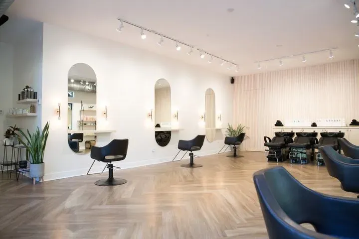 https://cdn.salonspotlight.com/photos/xRJ6KE5uq09KKcrEyvsp/d1bb89af-dd10-49c5-b797-5fab10fb8afd_720x720