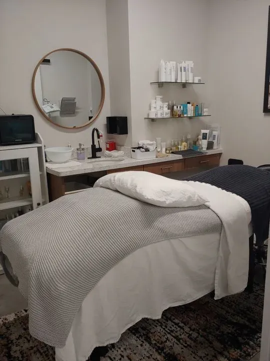 https://cdn.salonspotlight.com/photos/xTZcxCVT7pjOVBo4Ejr8/8695eb47-01dd-4810-9e5a-474223339f30_720x720