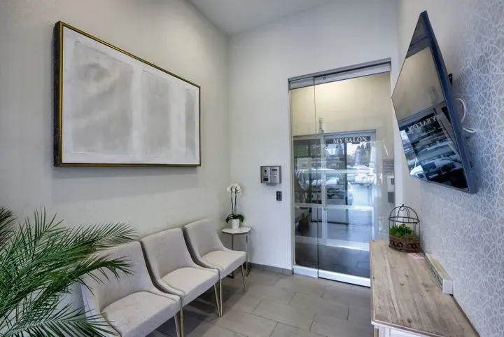 https://cdn.salonspotlight.com/photos/xWD10f4MYljdSBwYzVtq/53680e8d-7ae0-49d5-9d5a-61a22f3c80b1_720x720