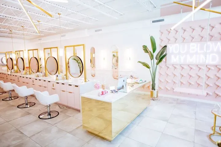 https://cdn.salonspotlight.com/photos/xWPVkyDkgzE0THbbl2Co/862ef97a-aed2-4742-b59d-e5a99447418a_720x720