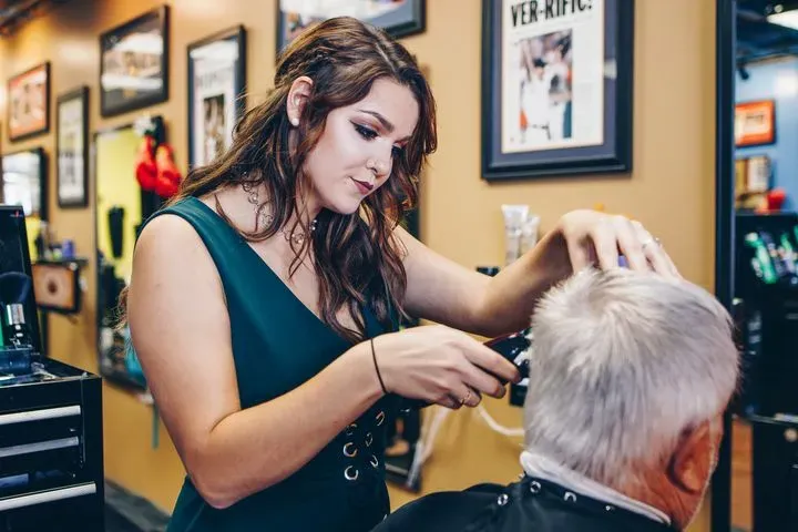 https://cdn.salonspotlight.com/photos/xXIDOoZB9BmSG5jbeHOT/2a72de60-022d-44fb-a501-a557d42576de_720x720