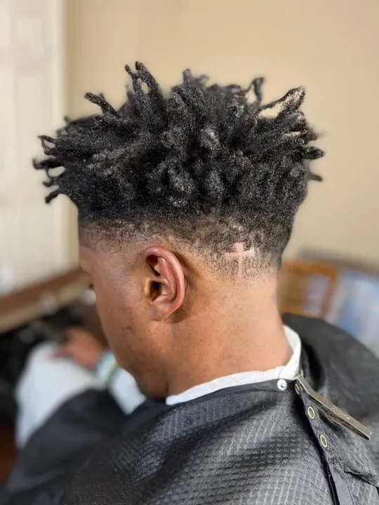 https://cdn.salonspotlight.com/photos/xYGmOJZOxWU5CD8NKpDM/9d079d65-b2bd-4a3d-9a4f-b01570b6a183_720x720