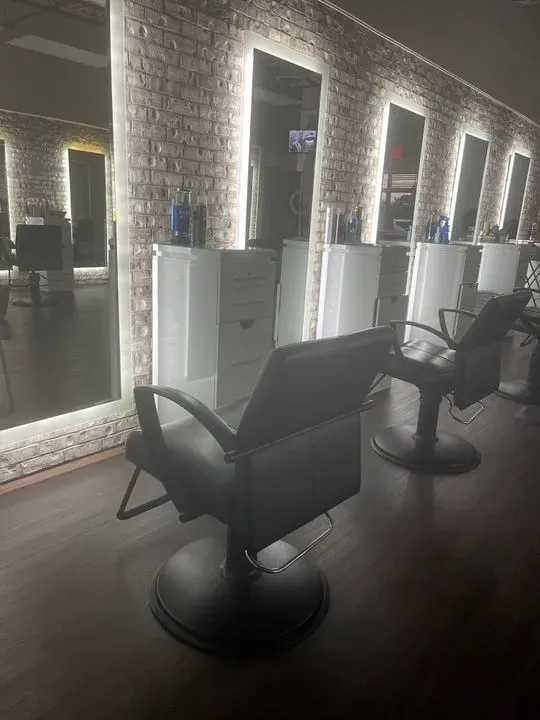 https://cdn.salonspotlight.com/photos/xZfijFzvlGY97PEAfyzm/8d8e2b3b-5115-42a1-8dd9-3bc598589e9a_720x720