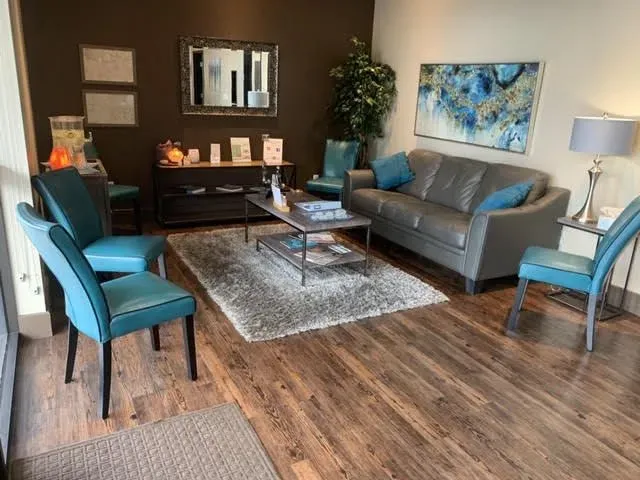 https://cdn.salonspotlight.com/photos/xbHXeSCJz6cRhHI9d2oK/442d93d5-e240-42df-b297-143787287dfa_720x720